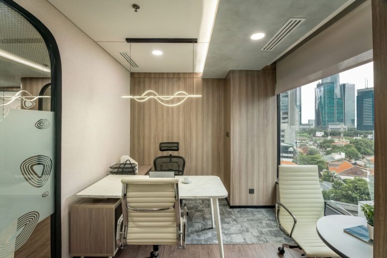 Рабочий кабинет с белыми столом и креслами Indika Nature Offices