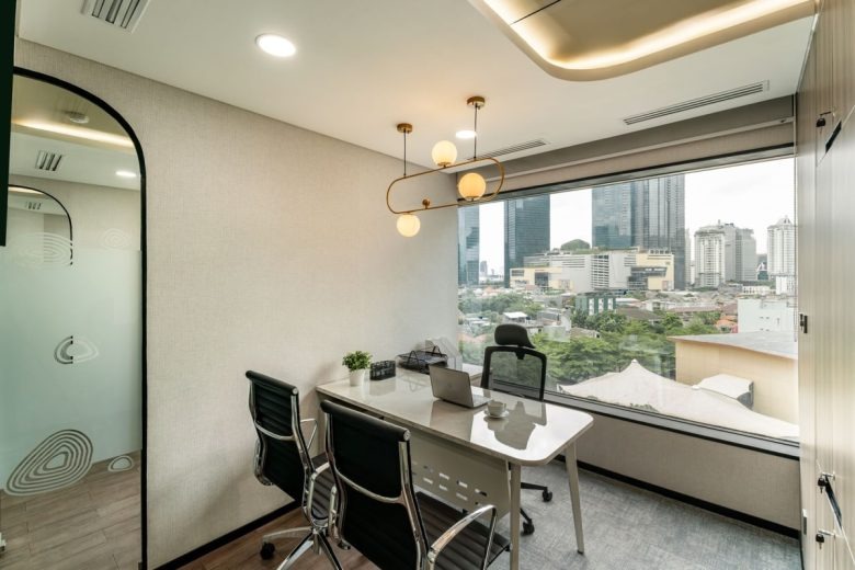 Рабочий кабинет с большим окном Indika Nature Offices