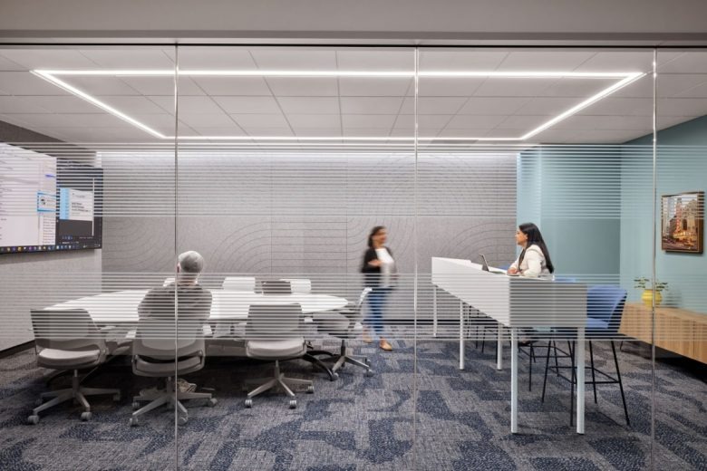 Рабочий кабинет за стеклянной перегородкой Robert Half Offices