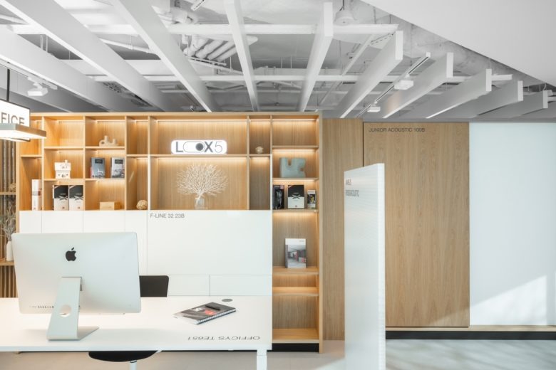 Рабочий стол и шкаф Häfele Romania Design Center and Offices
