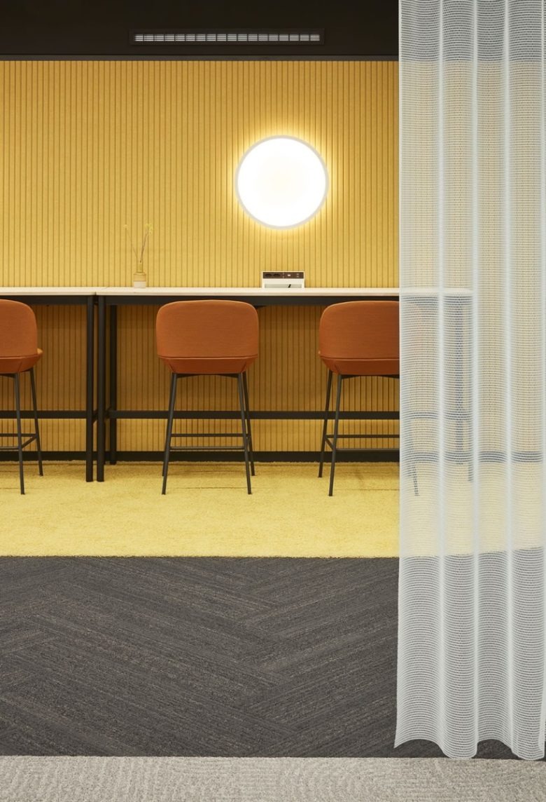 Рабочий стол вдоль стены со стульями Confidential Reinsurance Company Offices