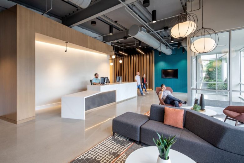 Ресепшен и лаунж-зона с белой стойкой и панорамными окнами Office