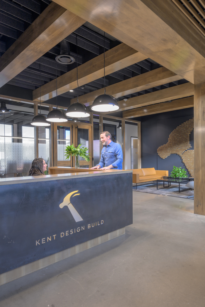 Ресепшен офиса KENT Design Build