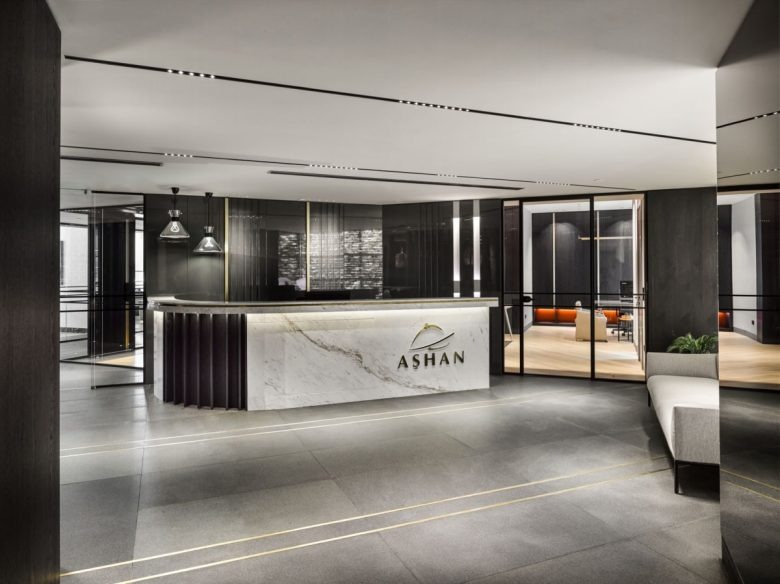 Ресепшен офиса с мраморной стойкой и стеклянными переговорными Ashan Yemek Offices