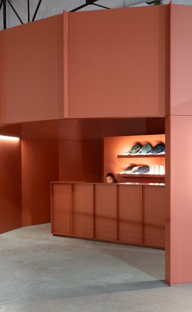 Ресепшен с подсветкой и полками для экипировки Padel