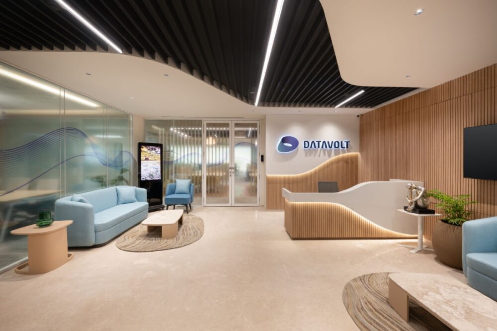 Ресепшен с зоной ожидания и фирменной стойкой DataVolt Offices