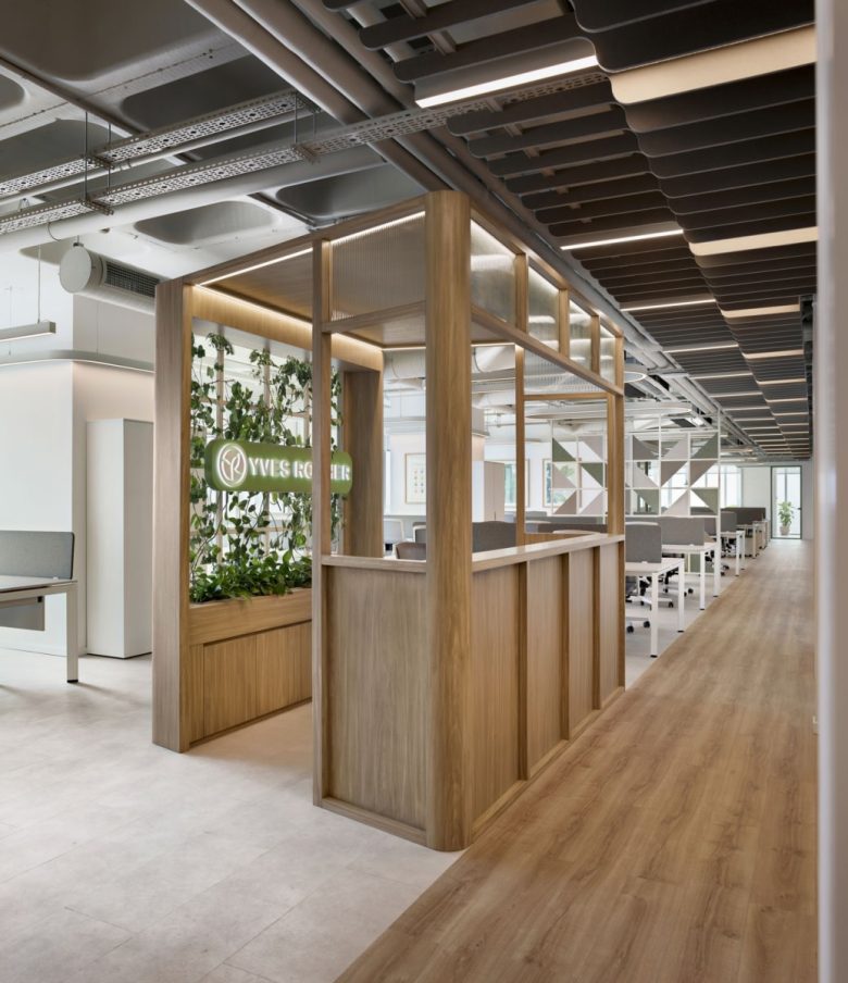 Ресепшен в перспективе коридора с деревянным полом Yves Rocher offices