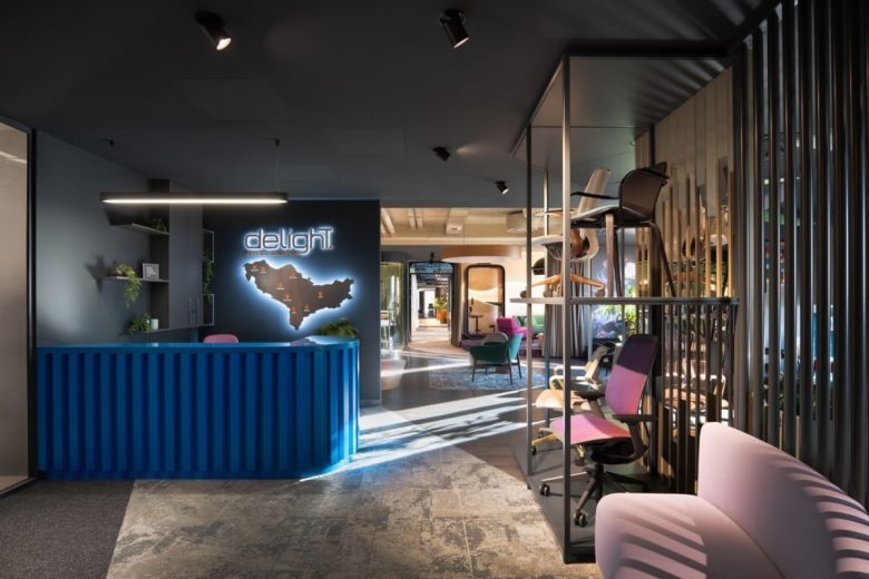 Ресепшн и зона ожидания с подсветкой Delight Showroom