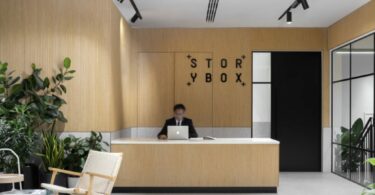 Ресепшн с логотипом Storybox