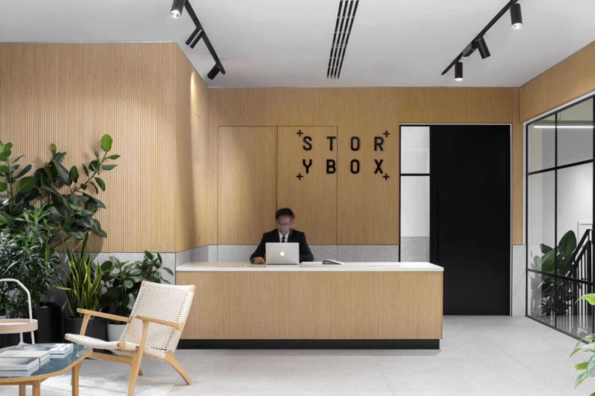 Ресепшн с логотипом Storybox