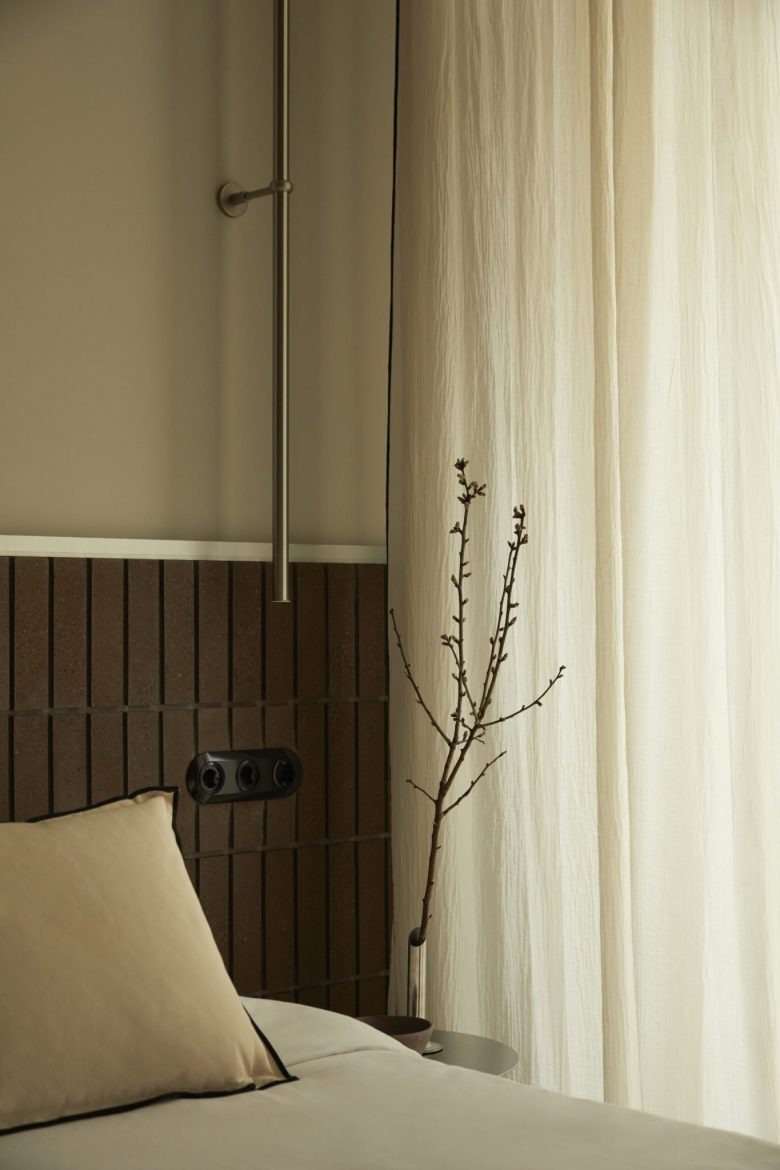 Розетки в номере на стене Ergon Bakehouse