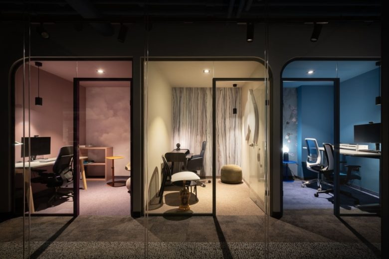 Ряд индивидуальных рабочих кабин с разным освещением Delight Showroom