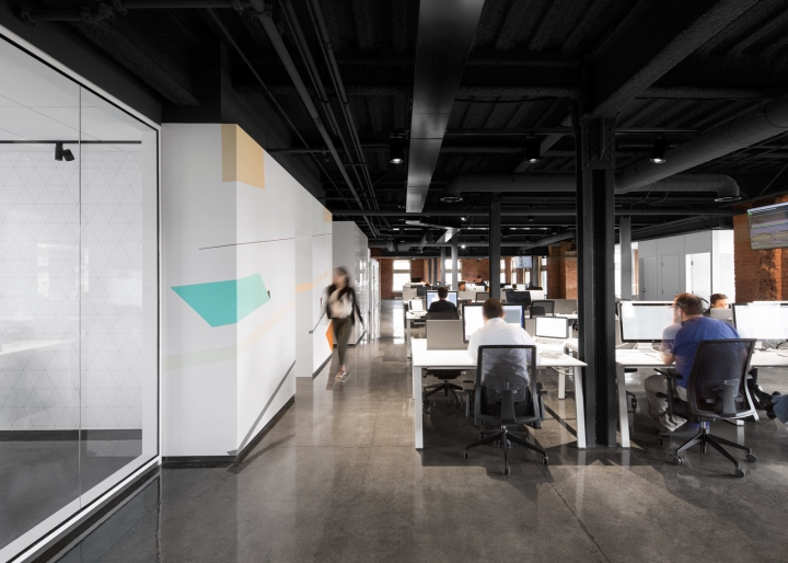 Необычный дизайн офиса Lightspeed: рабочая зона в мансарде