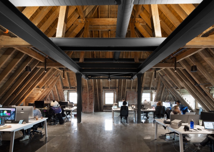 Необычный дизайн офиса: деревянные потолочные балки викрианской эпохи