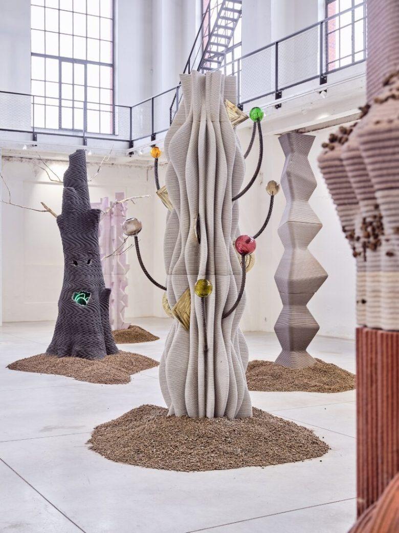 Скульптура с цветными шарами The Virtues and Vices of Our Time installation