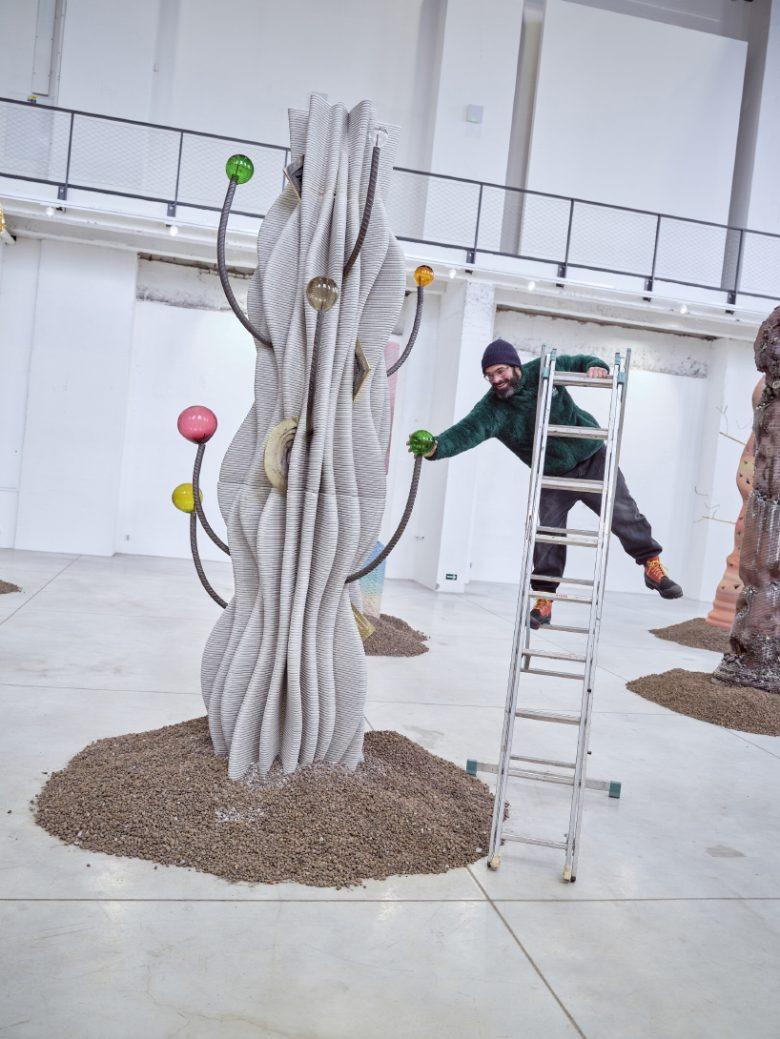 Скульптура с цветными шарами и лестницей The Virtues and Vices of Our Time installation