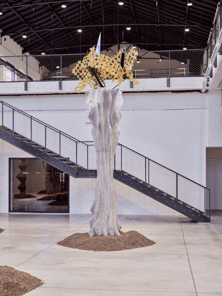 Скульптура с золотыми ветвями The Virtues and Vices of Our Time installation