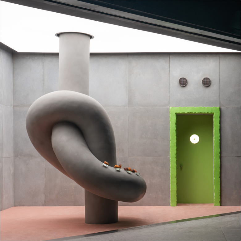 Скульптурная инсталляция с изогнутой трубой Donut of Curiosity store