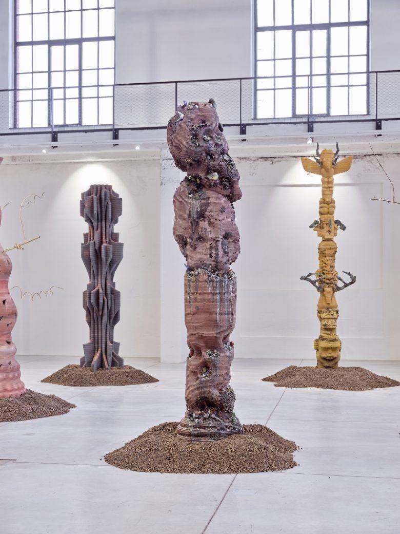 Скульптурная колонна с органической текстурой The Virtues and Vices of Our Time installation