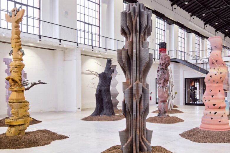 Скульптуры в выставочном зале The Virtues and Vices of Our Time installation