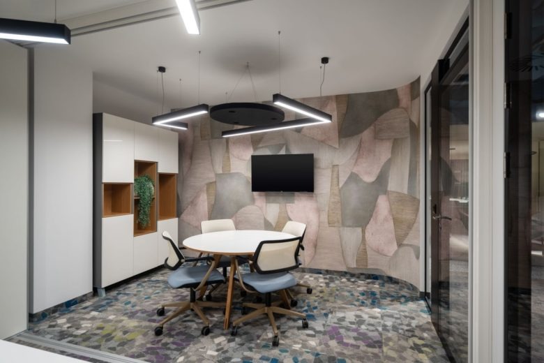 Современная переговорная с круглым столом Delight Showroom