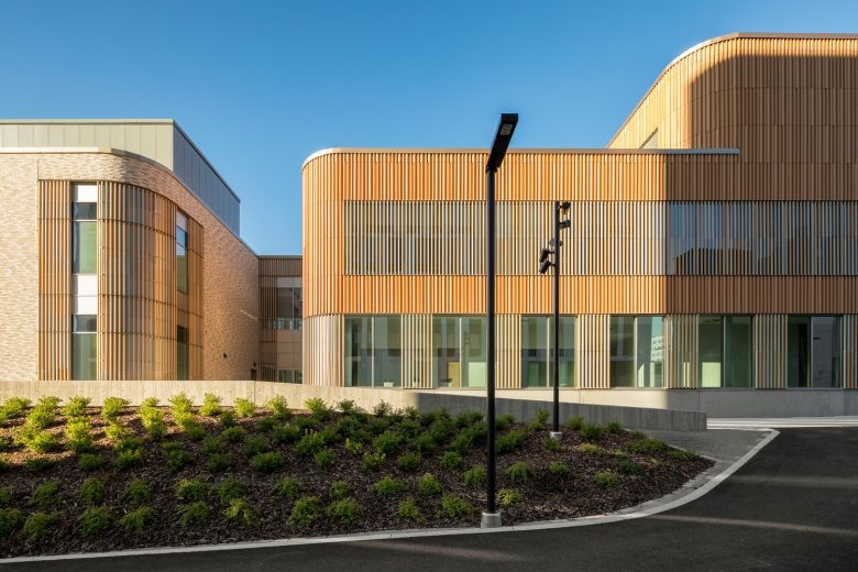 Современный фасад здания с деревянными панелями Tampere Psychiatric Clinic