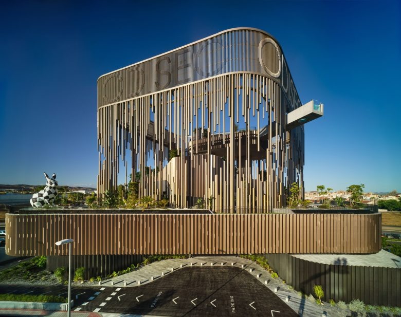 Современный фасад здания с вертикальными ламелями Odiseo Gastronomic and Leisure Center