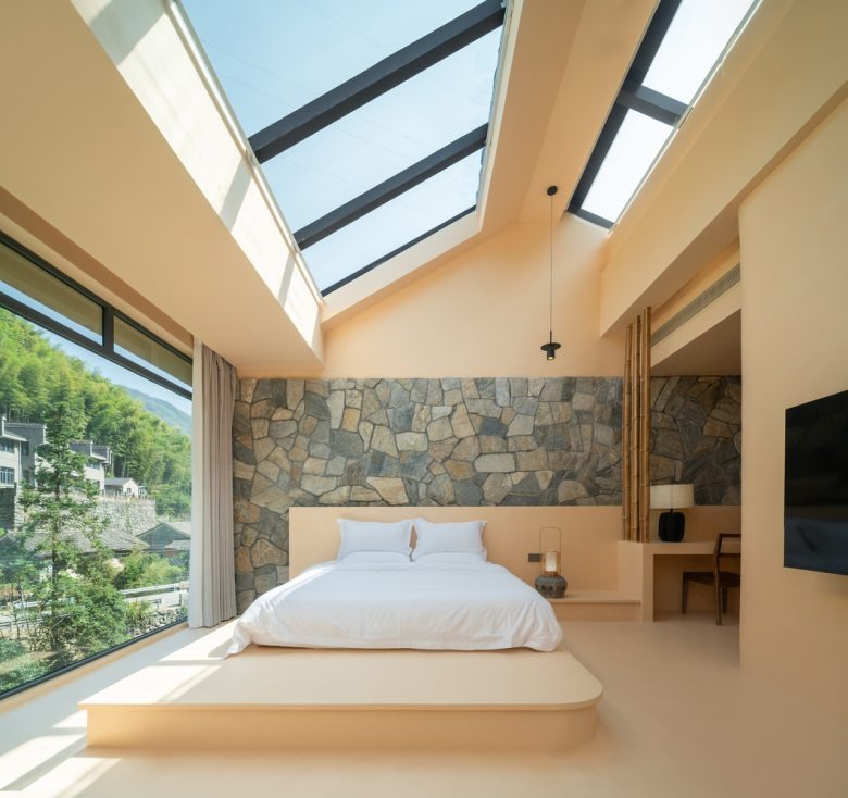 Спальня с панорамным остеклением и потолочным световым фонарем Sounder Inn