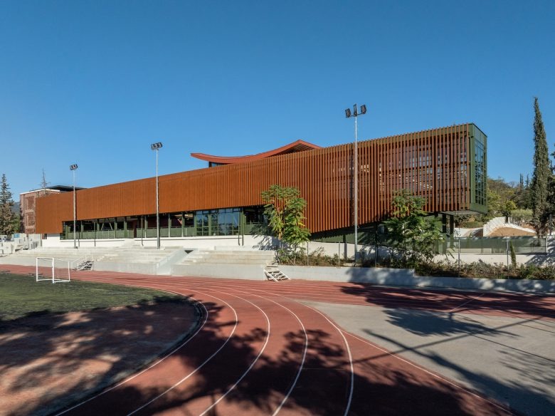 Стадион у здания Pinewood International School-Anatolia College