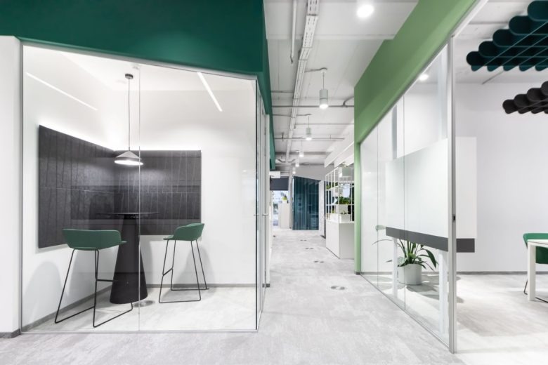 Стеклянная переговорная с высокими стульями Resalta Offices