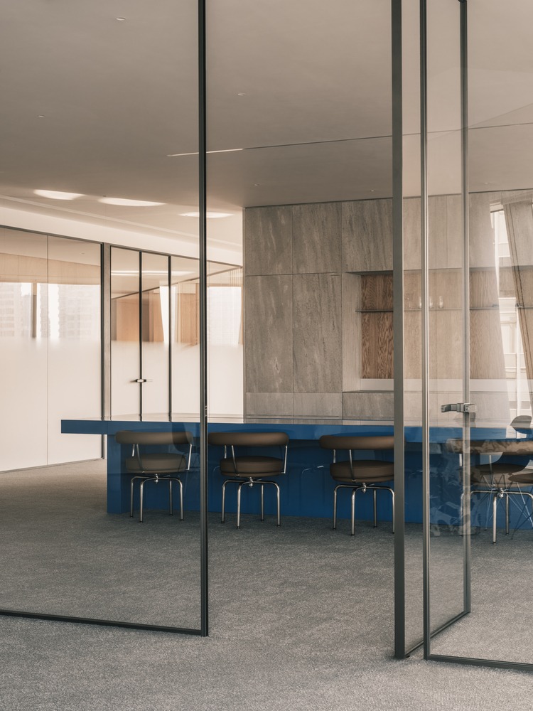 Стеклянные перегородки при входе в рабочее пространство Wangchao Center Office