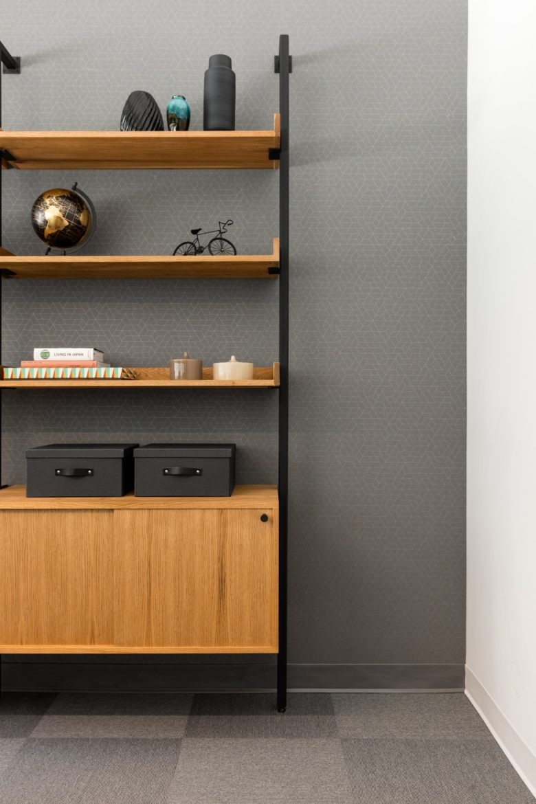 Стеллаж в кабинете TEC Energy office