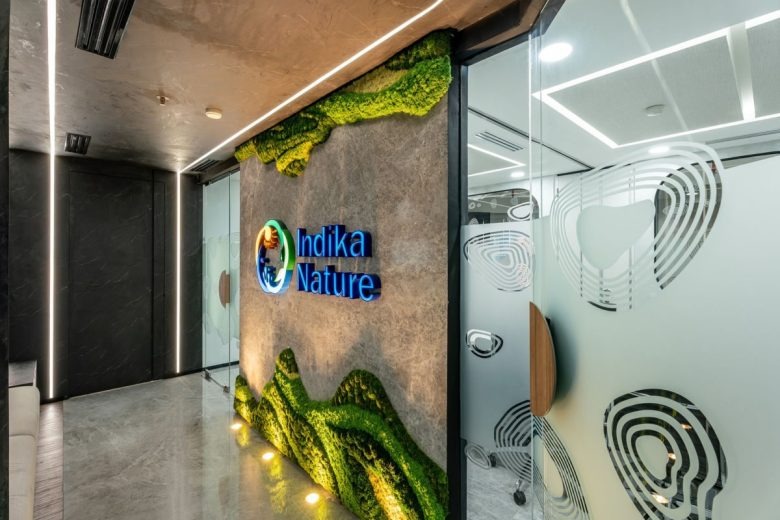 Стена с брендом компании Indika Nature Offices