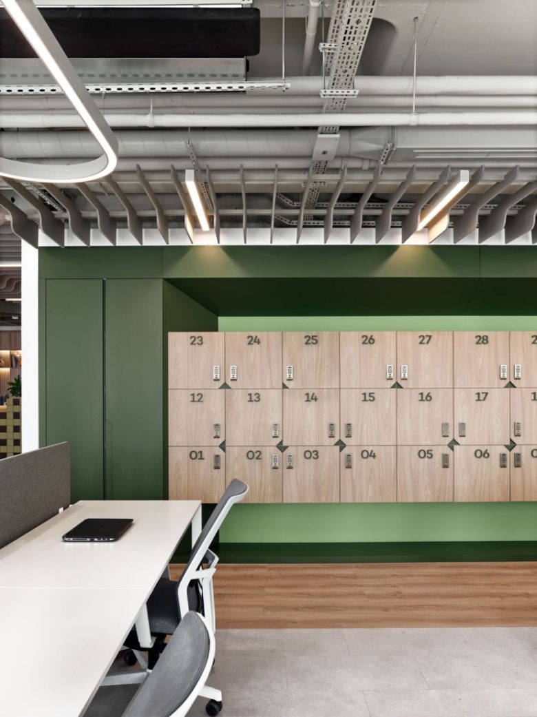 Стена с локерами и номерными ячейками на зеленом фоне Yves Rocher offices