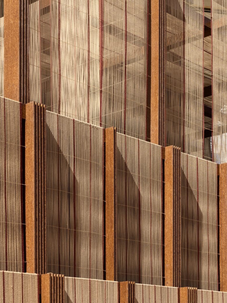 Стена здания AlMusalla – On Weaving