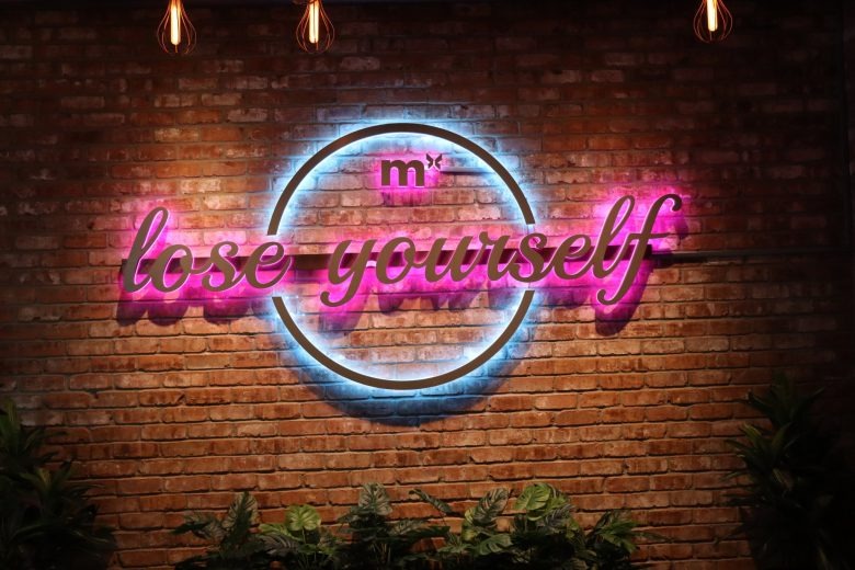 Стенд с электроинструментами на ярком фоне Mirra