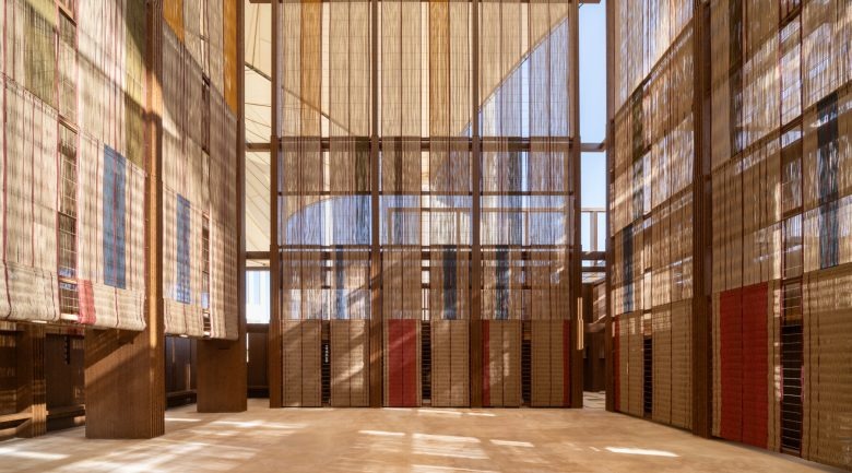 Стены инсталляции AlMusalla – On Weaving