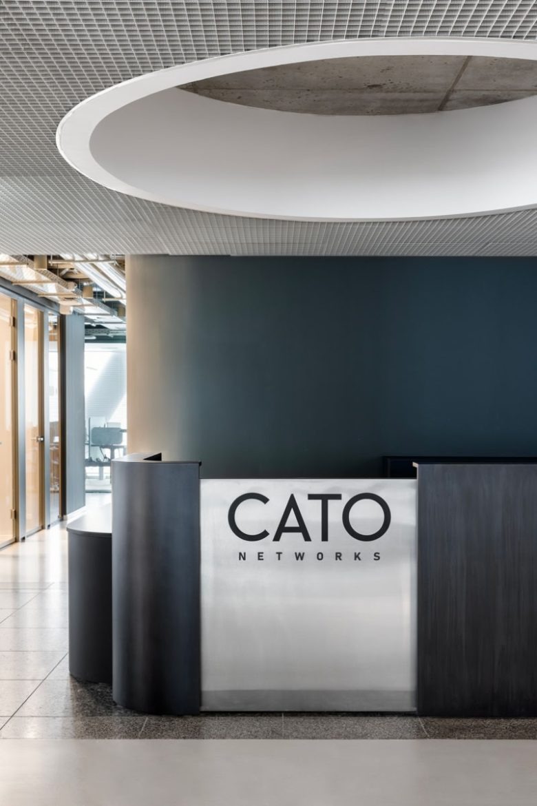 Стойка ресепшн с логотипом компании Cato Networks Offices