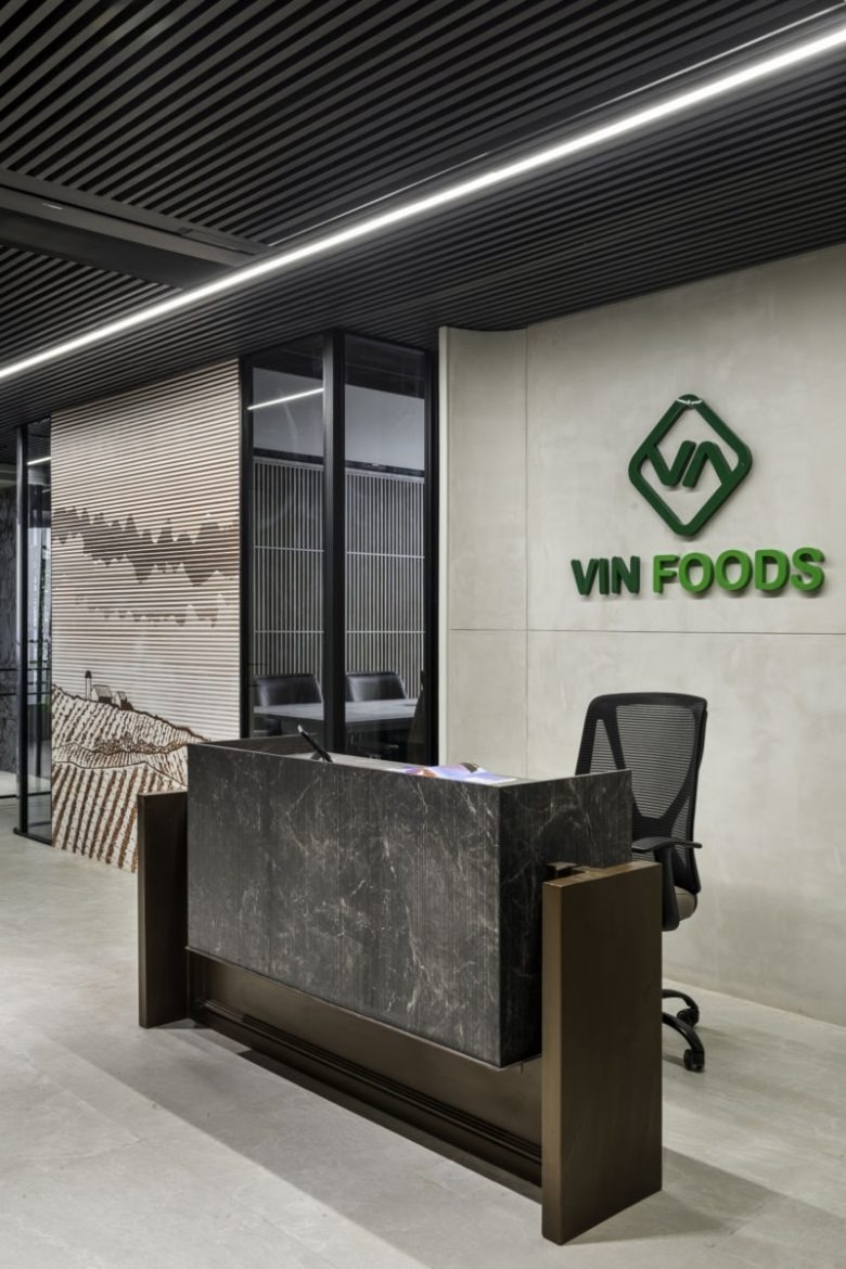 Стойка ресепшн с логотипом компании Vin Foods Offices