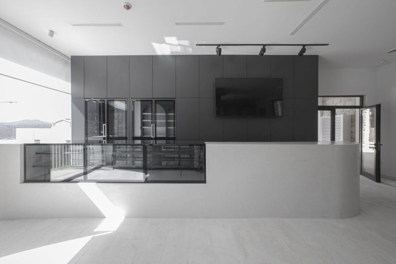 Стойка со стеклянными витринами House of Olives