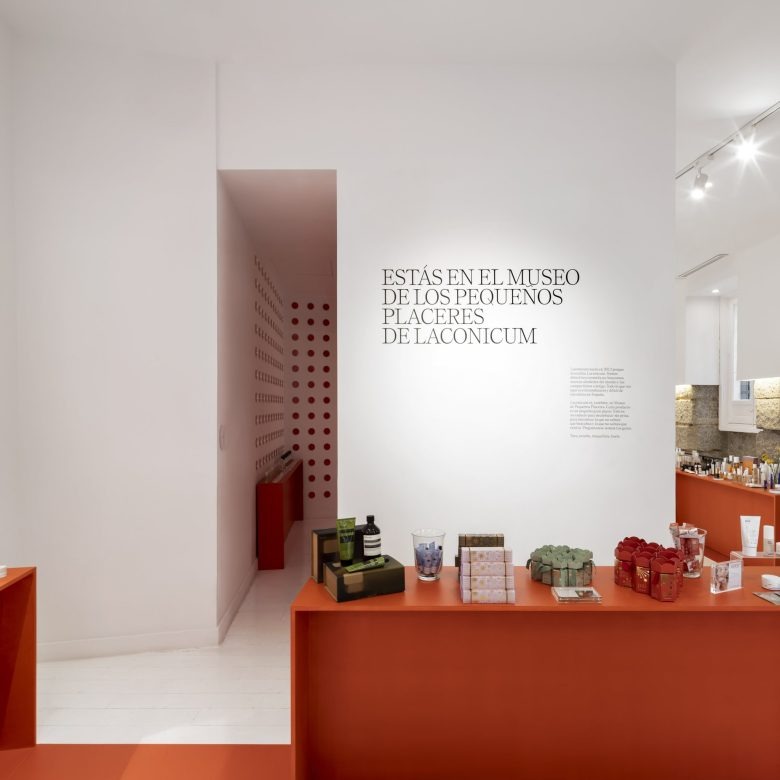 Стол с продукцией Laconicum’s Museum of Everyday Pleasures