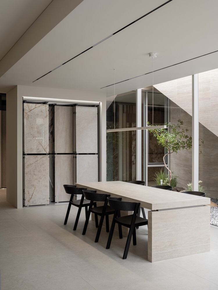 Стол со стульями у окна Oztile Showroom