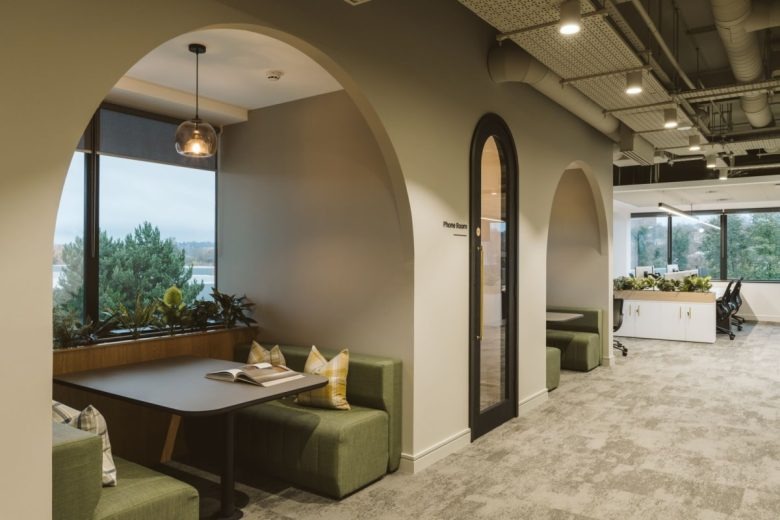 Столик и диванчики у окна Private Client Offices