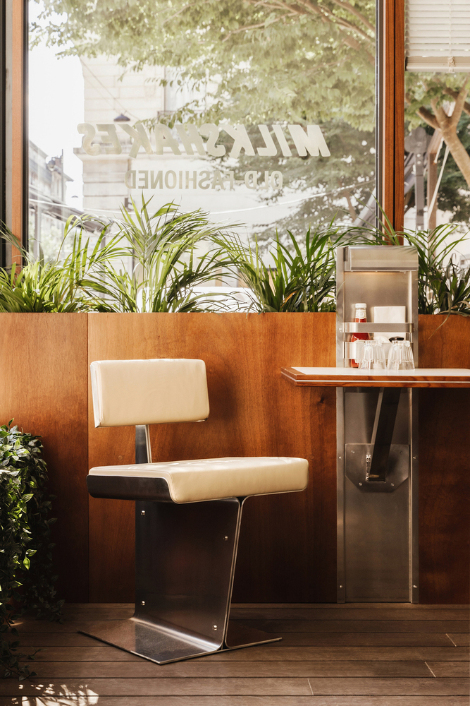 Столик ресторана PNY Grenoble у окна с растениями