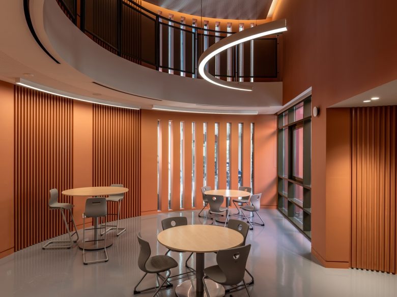 Столики и стулья Pinewood International School-Anatolia College