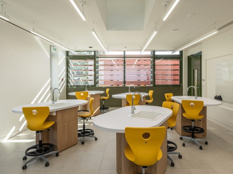 Столики с раковинами Pinewood International School-Anatolia College