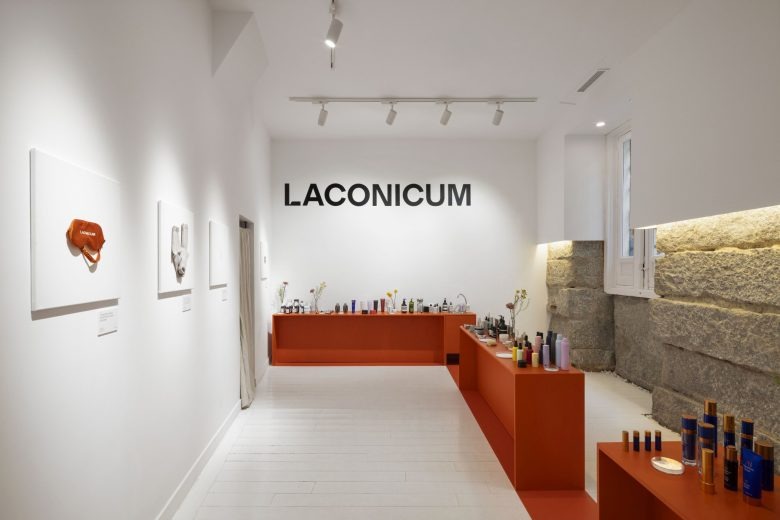 Столы с продукцией Laconicum’s Museum of Everyday Pleasures
