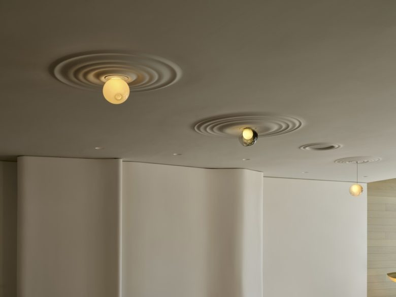 Светильники на потолке The Royal Hotel