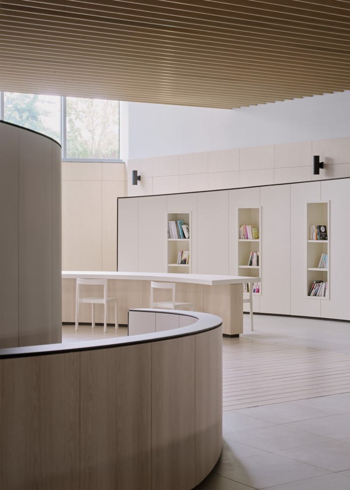 Светлое пространство с круговой перегородкой KEPCO Community Lounge