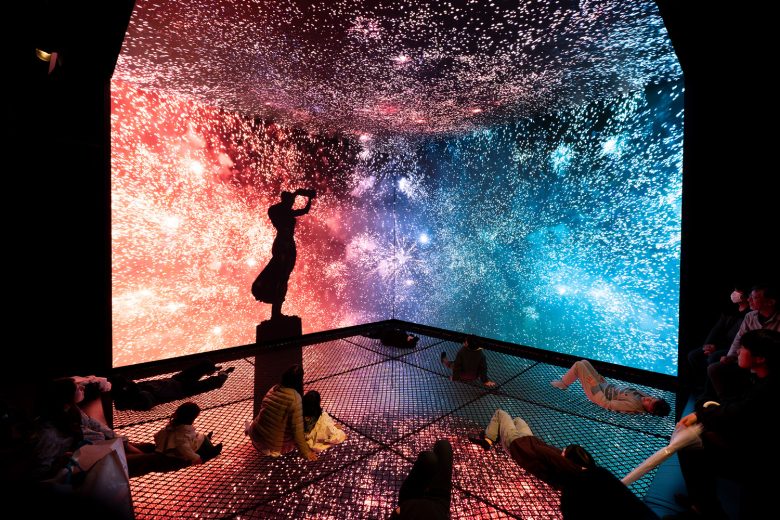 Светодиодное шоу с красными и синими огнями Luxembourg pavilion at Expo 2025